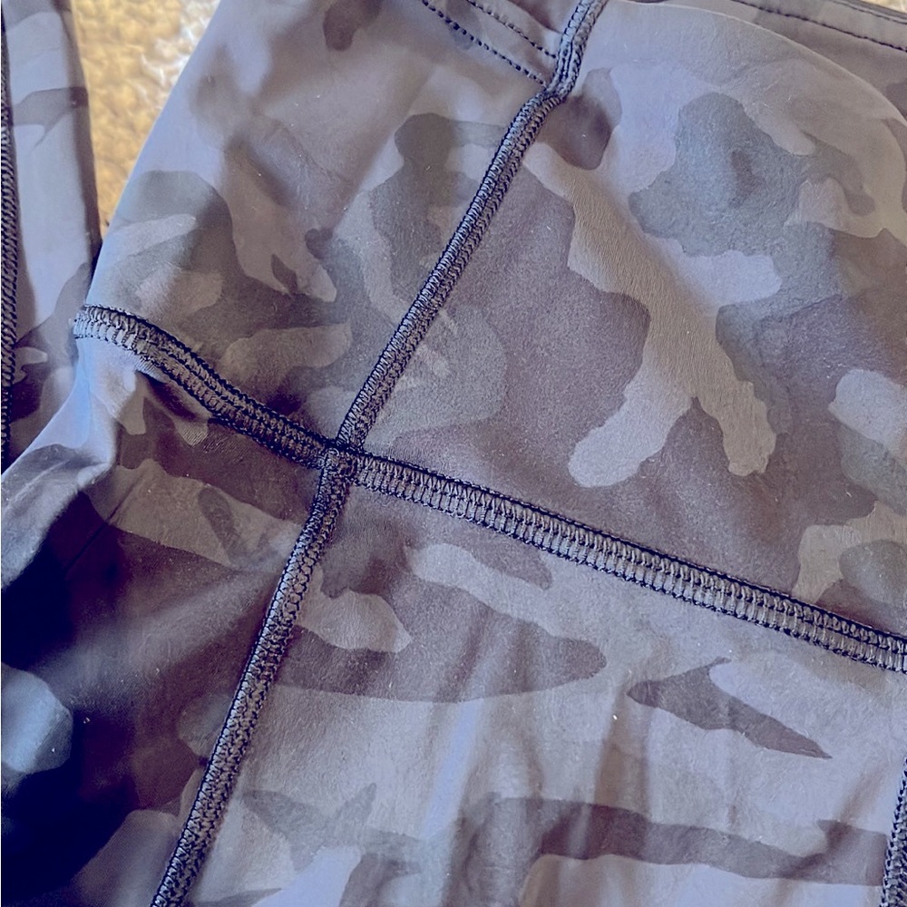 Lululemon fast and free black camo 23” crop leggings size 4